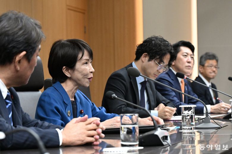 이재명 대통령이 30일 경북 경주 APEC 정상회의장에서 다카이치 사나에 일본 총리와 한-일본 양자회담을 하고 있다. 경주=송은석 기자 silverstone@donga.com