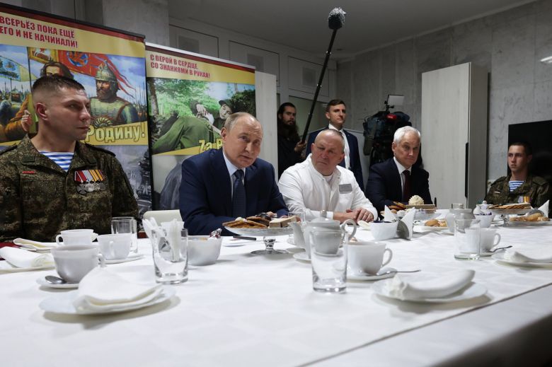 블라디미르 푸틴(왼쪽 두 번째) 러시아 대통령이 29일(현지 시간) 모스크바에 있는 군병원에서 우크라이나 특별군사작전 참전 군인들과 이야기를 나누고 있다. 푸틴 대통령은 포세이돈 수중 무인기를 핵동력 시설을 이용해 실험했으며 굉장한 성공을 거뒀다고 밝혔다. 2025.10.30. 모스크바=AP/뉴시스