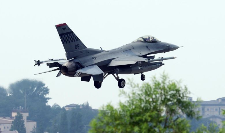 ‘을지 자유의 방패(UFS·을지프리덤실드) 2025년 훈련’을 실시한 지난 18일 경기 평택시 주한미군 오산공군기지에서 F-16 전투기가 착륙하고 있다. 2025.8.18/뉴스1