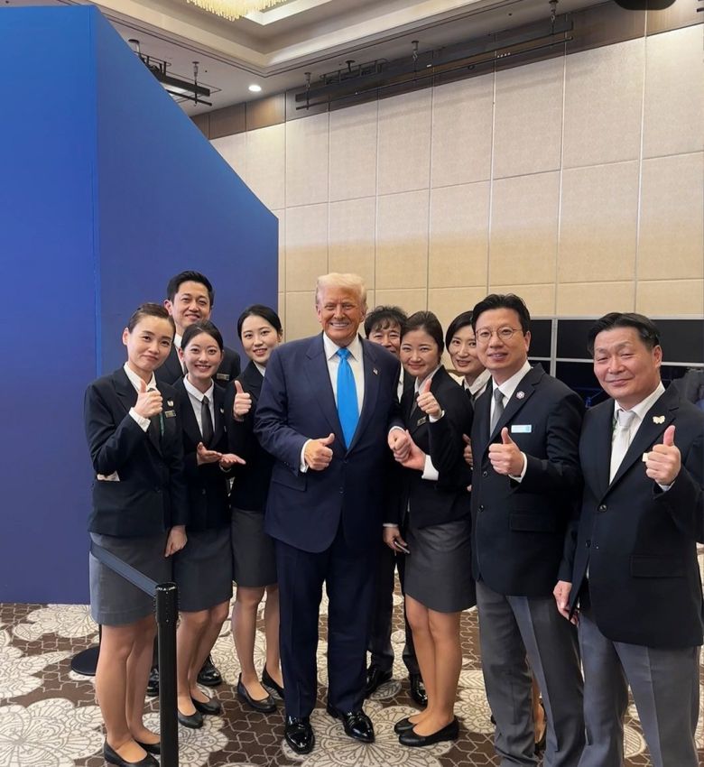 도널드 트럼프 미국 대통령이 지난 29일 경주 힐튼호텔 만찬장에 있는 호텔 직원들과 기념 사진을 찍었다. ⓒ뉴시스