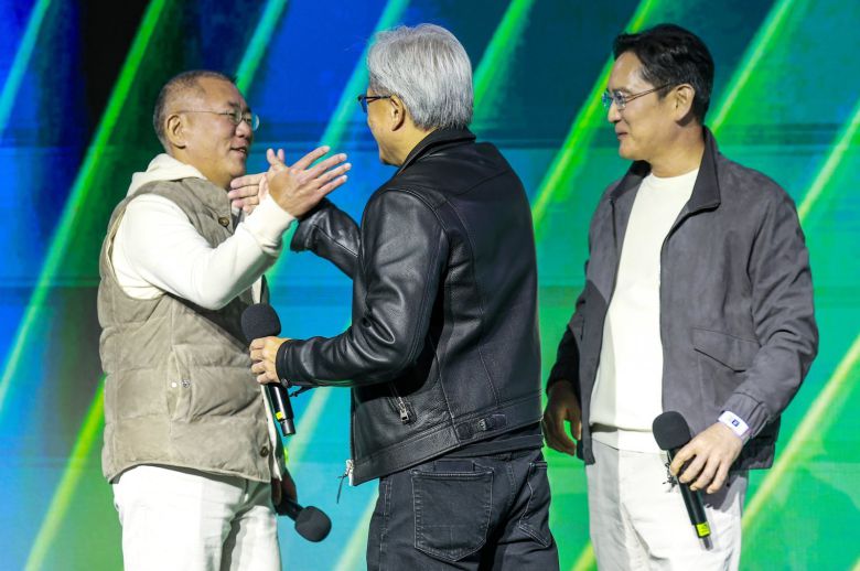 젠슨 황 엔비디아 최고경영자(CEO)가 30일 서울 강남구 코엑스에서 열린 엔비디아 지포스 게이머 페스티벌에서 이재용 삼성전자 회장과 정의선 현대차그룹 회장과 인사를 있다. 사진공동취재단
