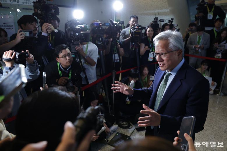 젠슨 황 엔비디아 최고경영자(CEO)가 31일 경북 경주시 경주예술의전당 원화홀에서 열린 엔비디아 기자회견에 앞서 방송 취재진 수십명에게 둘러싸인 채 인터뷰를 진행하고 있다. 경주=박형기 기자 onehsot@donga.com