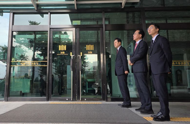 장동혁(왼쪽부터) 국민의힘 대표, 송언석 원내대표, 박준태 당대표 비서실장이 31일 서울 서초구 서울고검에 마련된 조은석 내란특별검사팀 사무실 앞에서 추경호 전 원내대표를 기다리고 있다. 2025.10.31. 뉴시스