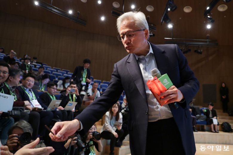 31일 황 CEO가 기자회견 마지막 질문에 답하며 취재진에게 과자를 건네고 있다. 경주=박형기 기자 oneshot@donga.com