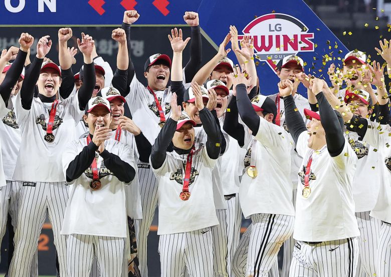 31일 대전 한화생명볼파크에서 열린 프로야구 2025 신한 SOL뱅크 KBO 포스트시즌 한국시리즈 5차전 LG 트윈스와 한화 이글스의 경기, 4대1 승리를 거두며 2년 만에 통합우승을 달성한 LG 김현수가 한국시리즈 MVP에 선정된 뒤 동료들의 축하를 받고 있다. 2025.10.31/뉴스1