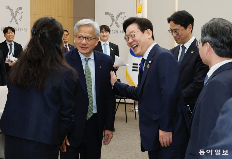젠슨 황 엔비디아 최고경영자가 31일 경북 경주 화백 컨벤션센터에서 딸 매디슨 황 마케팅 담당 수석 이사를 소개하며 나이를 언급하자 이재명 대통령이 “우리나라에서 나이 비밀인데”라고 웃으며 황 대표의 팔을 두드리고 있다. 경주=송은석 기자 silverstone@donga.com