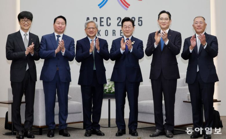 이재명 대통령이 31일 경북 경주화백컨벤션센터(HICO)에서 젠슨 황 엔비디아(NVIDIA) 대표를 접견하며 참석자들과 기념촬영을 하고 있다. 왼쪽부터 이해진 네이버 이사회 의장, 최태원 SK그룹 회장, 젠슨 황 엔비디아(NVIDIA) 대표, 이 대통령, 이재용 삼성전자 회장, 정의선 현대자동차그룹 회장. 경주= 송은석 기자 silverstone@donga.com