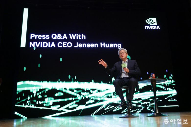 31일 황 CEO가 기자회견에서 취재진 질문에 답하고 있다. 경주=박형기 기자 oneshot@donga.com