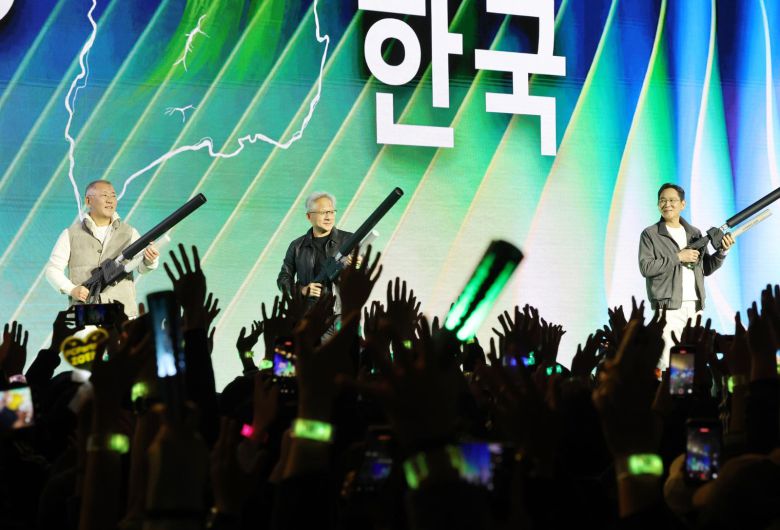 젠슨 황 엔비디아 최고경영자(CEO)와 이재용 삼성전자 회장, 정의선 현대차그룹 회장이 30일 서울 강남구 코엑스에서 열린 엔비디아 지포스 게이머 페스티벌에서 참관객들에게 선물을 나눠주고 있다. 2025.10.30. 사진공동취재단