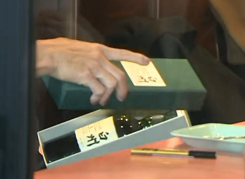 젠슨 황 엔비디아 CEO가 30일 이재용, 정의선 회장과 ‘치맥 회동’을 시작하기 전에 두 회장에게 선물한 ‘하쿠슈(白州)’ 위스키. 채널A 화면 캡처