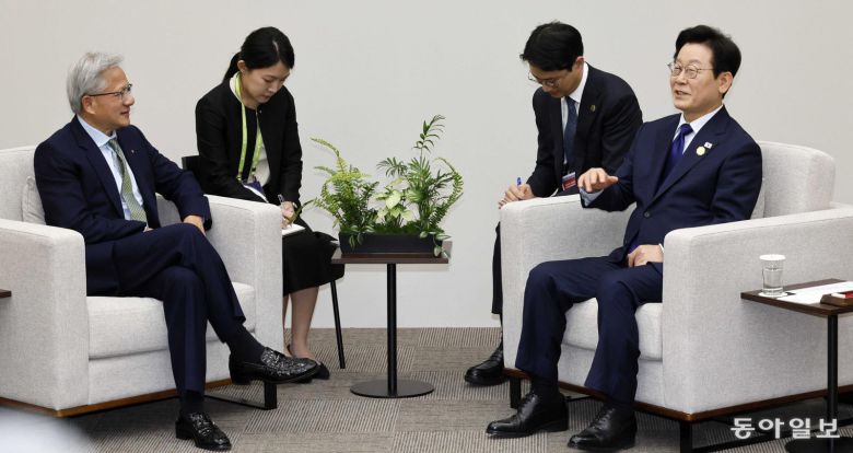 이재명 대통령이 31일 APEC 정상회의장인 경주 화백 컨벤션센터에서 젠슨 황 엔비디아 최고경영자를 접견하고 있다. 경주=송은석 기자 silverstone@donga.com