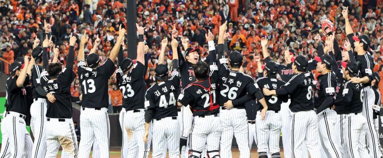 31일 대전 중구 한화생명볼파크에서 2025 KBO 한국시리즈 우승을 차지한 LG 트윈스 선수들이 환호하고 있다. 2025.10.31. 대전=뉴시스