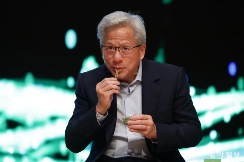 31일 황 CEO가 기자회견 도중 아이스크림을 먹고 있다. 경주=박형기 기자 oneshot@donga.com