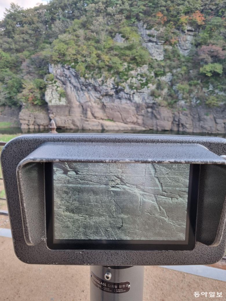 지난달 26일 반구대 암각화의 중심 암면을 디지털 망원경으로 비춰본 모습. 울산=김도형 기자 dodo@donga.com