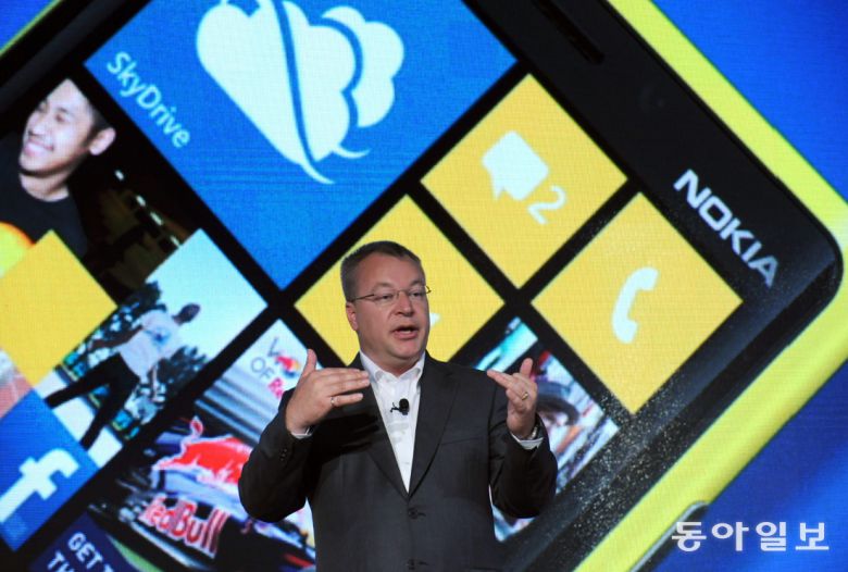 2013년 스티븐 엘롭 CEO가 노키아의 신형 윈도우폰을 소개하는 모습. 엘롭은 윈도우폰을 통해 ‘제3의 생태계’를 만들겠다는 구상이었지만, 소비자들은 윈도우폰을 외면했다. 노키아 휴대전화 사업의 몰락 이후 일부에선 ‘엘롭이 MS의 트로이목마였다’는 식의 음모론을 제기했다. 하지만 핀란드 기자들이 쓴 ‘오퍼레이션 엘롭’ 책은 이런 음모론은 근거 없다고 일축한다. 무능하긴 했지만, 사기꾼은 아니었다는 결론이다. 동아일보DB