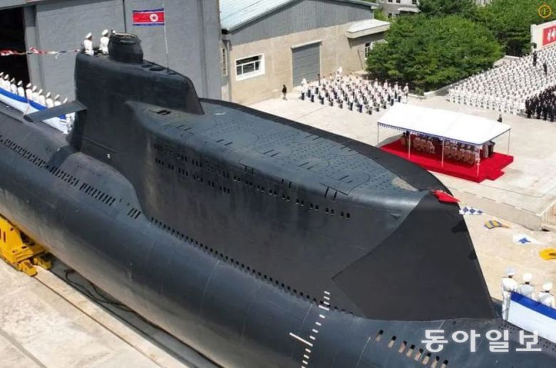 2023년 9월 6일 신포조선소에서 김정은이 참석한 가운데 ‘김군옥영웅함’ 진수식이 진행됐다. 기존 로미오급 잠수함을 두 동강 낸 뒤 10개의 수직 미사일 발사관을 끼워 넣은 기형적인 모습이다. 노동신문 뉴스1