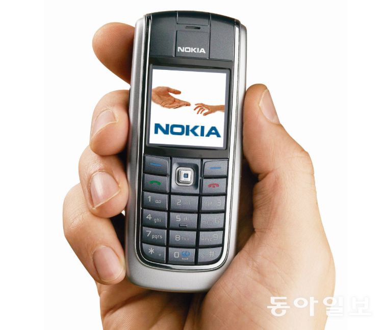 한때 세계 휴대전화 단말기 시장에서 절대 강자였던 노키아. 그 시절 노키아 휴대전화는 내구성과 신뢰성의 상징이었다. 단순하고 튼튼한 디자인, 오래 가는 배터리, 뛰어난 통화품질로 전 세계를 휩쓸었다. 하지만 2007년 터치스크린 방식의 애플 아이폰이 나오면서 노키아의 시대는 저물었다. 사진은 2004년 선보인 노키아 6020. 동아일보DB