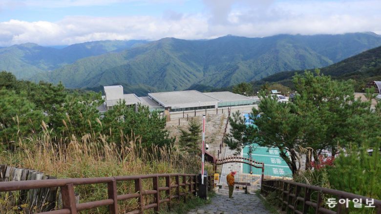 지리산 정령치 서쪽 경개. 천왕봉 세석평전 반야봉 등이 저 멀리 있다.