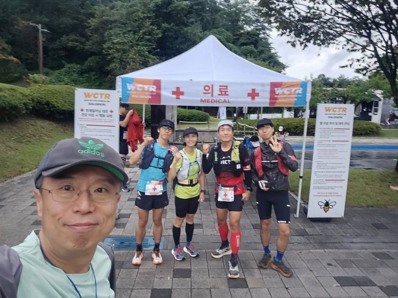 최창휴 교수(왼쪽 앞)가 한 트레일러닝대회에서 레이스 메딕 활동하다 동료들과 함께 사진을 찍었다. 최창휴 교수 제공.