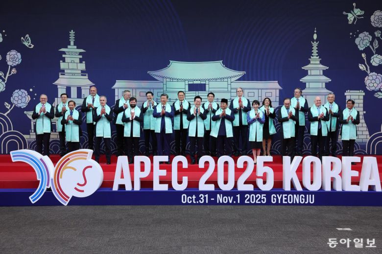 이재명 대통령이 1일 경북 경주화백컨벤션센터에서 APEC 정상회의에 참석한 각국 정상들과 전통한복 목도리를 하고 단체 기념촬영을 하고 있다. 목도리에는 APEC 정상회의 엠블럼과 한글 자음 모음이 금박으로 새겨져 있다. 경주=송은석 기자 silverstone@donga.com