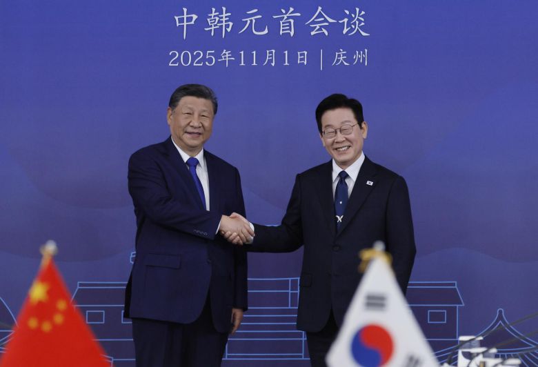 이재명 대통령과 시진핑 중국 국가주석이 1일 경북 경주 국립경주박물관에서 열린 한중 정상회담에서 기념 촬영을 하고 있다.