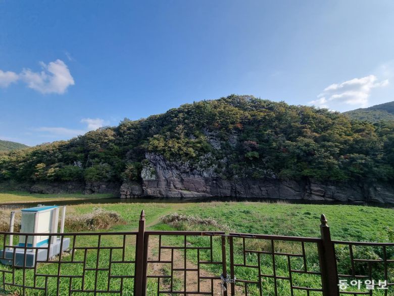 지난달 26일 반구대 암각화 전망대에서 바라본 암각화와 그 주변의 모습. 전망대에서는 망원경을 통해 암각화를 살펴볼 수 있다. 울산=김도형 기자 dodo@donga.com