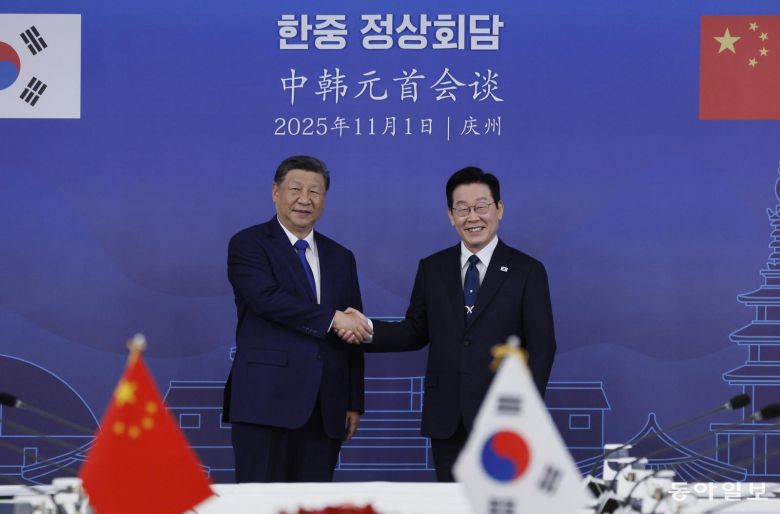 이재명 대통령과 시진핑 중국 국가주석이 1일 경북 경주 국립경주박물관에서 열린 한중 정상회담에서 기념 촬영을 하고 있다. 경주=송은석 기자 silverstone@donga.com