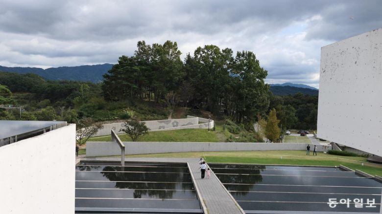 남원시립김병종미술관 들어오는 길. 양쪽으로 다랑이논처럼 물길이 만들어졌다.
