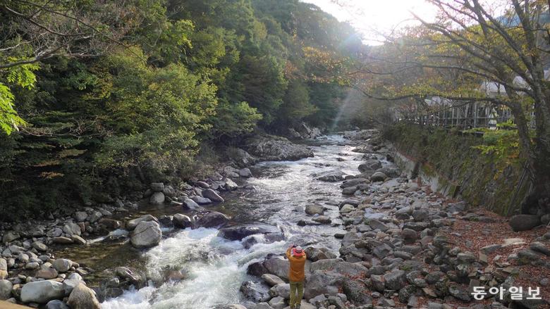 달궁계곡에 해가 기운다. 단풍과 달맞이를 함께하면 더 좋겠다.