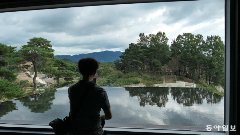 남원시립김병종미술관 내부 작은 방. 통창으로 밖이 내다보인다. 보는 것은 바깥 경치뿐일까.