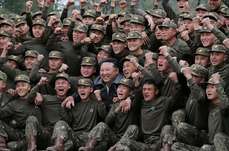 노동당 기관지 노동신문은 2일 김정은 북한 국무위원장이 전날 조선인민군 제11군단 지휘부를 방문했다고 보도했다.  평양 노동신문=뉴스1