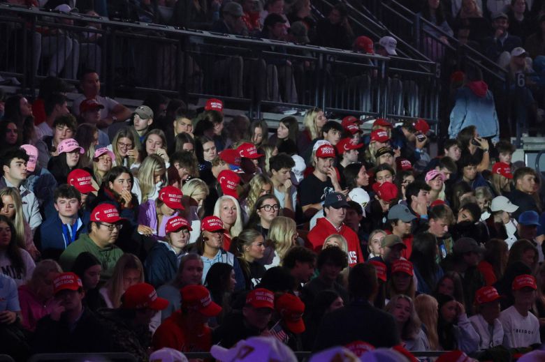 ‘마가’ 모자를 쓰고 행사에 참석한 학생들. 옥스포드=AP 뉴시스