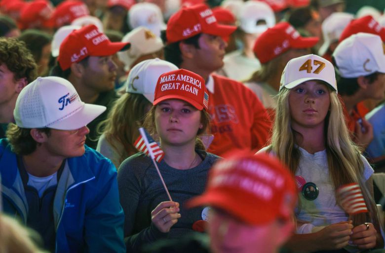밴스를 보기 위해 행사장을 찾은 학생들. 옥스포드=AP 뉴시스