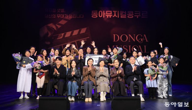 3일 서울 관악구 관악아트홀에서 열린 제9회 동아뮤지컬콩쿠르 시상식에서 대상을 수상한 오윤정 양을 비롯한 참가자들과 심사위원들이 수상의 기쁨을 나누고 있다.장승윤 기자 tomato99@donga.com