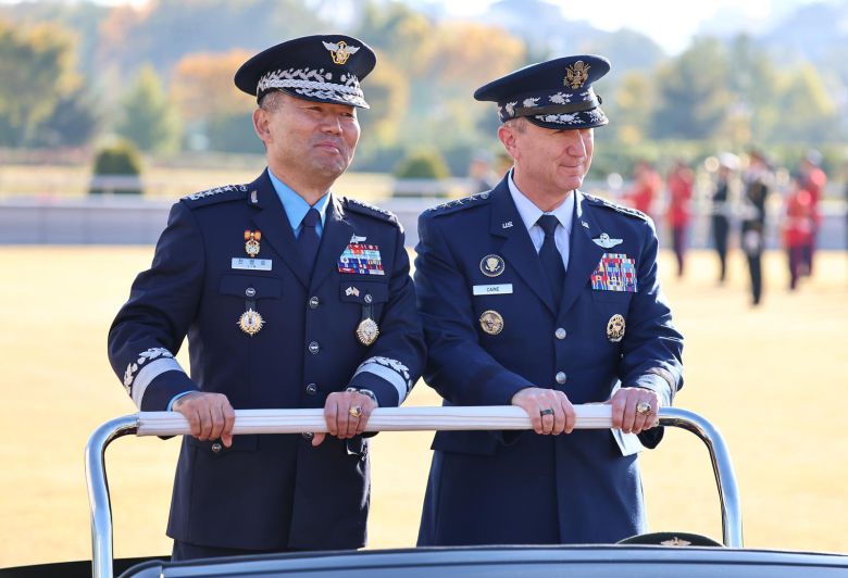 진영승 합참의장(왼쪽)과 존 대니얼 케인 미국 합참의장이 3일 서울 용산구 국방부 연병장에서 열린 제50차 한미 군사위원회 회의(MCM) 환영 의장행사에서 의장대 사열하고 있다. 2025.11.3/뉴스1