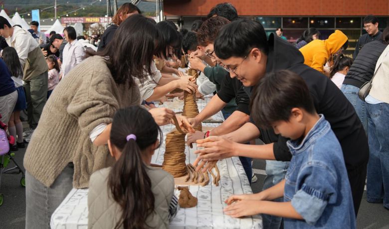 올해로 30회를 맞은 김해분청도자기축제가 4일부터 9일까지 경남 김해시 진례면 클레이아크김해미술관과 김해분청도자박물관 일원에서 열린다. 지난해 축제에서 가족들이 도자기 만들기 체험에 참여하는 모습. 김해시 제공