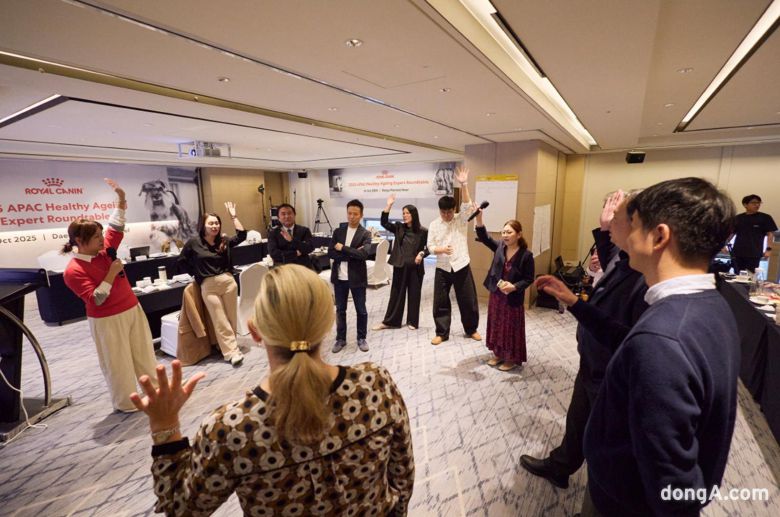 로얄캐닌이 아시아태평양 지역 수의사를 초청한 가운데 반려동물 건강한 노화를 위한 수의사 좌담회를 개최했다. 각국 수의사들이 반려동물에 관한 최신 지견을 공유하고 의견을 논의하고 있다.