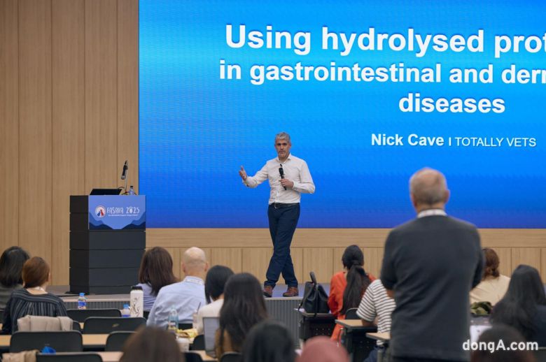 닉 케이브 박사(뉴질랜드 수의사)가 지난 1일 대구 엑스코에서 열린 아시아태평양 소동물수의사대회(FASAVA 2025)에서 강연하고 있다.