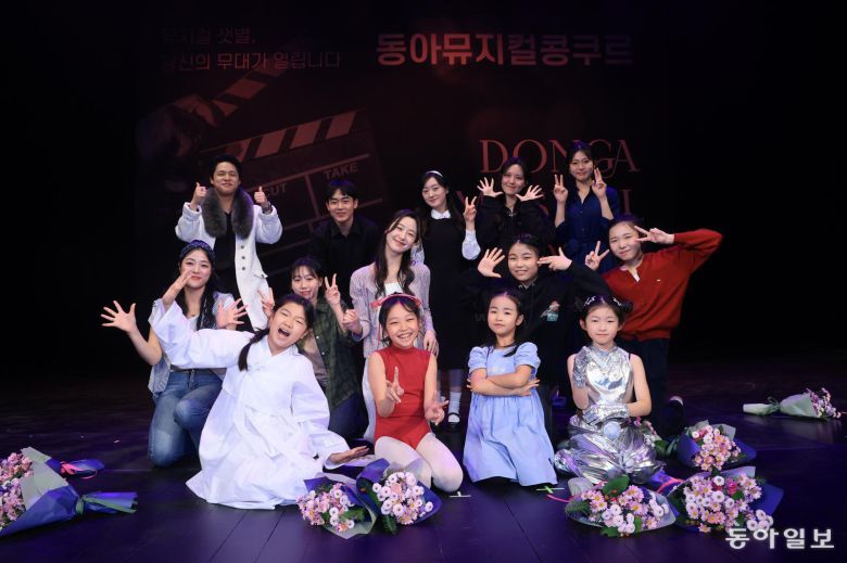 3일 서울 관악구 관악아트홀에서 열린 제9회 동아뮤지컬콩쿠르 시상식에서 대상을 수상한 오윤정 양(둘째 줄 왼쪽에서 세 번째)을 비롯한 수상자들이 개성 있는 포즈로 기쁨을 표현하고 있다. 장승윤 기자 tomato99@donga.com