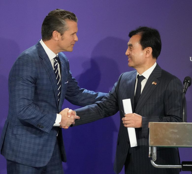 안규백 국방부 장관(오른쪽)과 피트 헤그세스 미국 국방(전쟁)장관이 4일 오후 서울 용산구 국방부 청사에서 제57차 한미 안보협의회의(SCM) 공동 기자회견을 마치고 악수하고 있다. 헤그세스 장관은 이날 북한의 위협 대응과 관련해선 “확장억제는 계속 제공하지만, 대북 재래식 방어는 한국이 주도하게 될 것”이라고 밝혔다. 사진공동취재단