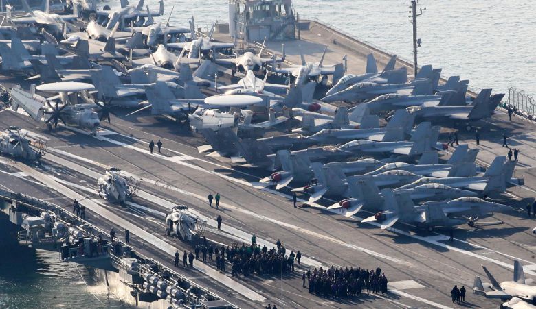 미국 해군 핵추진 항공모함 ‘조지워싱턴함’(CVN-73)이 5일 오전 부산 남구 해군작전사령부 부산작전기지에 입항하고 있다.  길이 333m, 폭 78m, 무게 10만여 톤, 승조원 6000여 명에 달하는 니미츠급 항모인 조지워싱턴함은 항공기 80여 대를 탑재할 수 있어 ‘떠다니는 군사기지’로 불린다.  2025.11.5/뉴스1