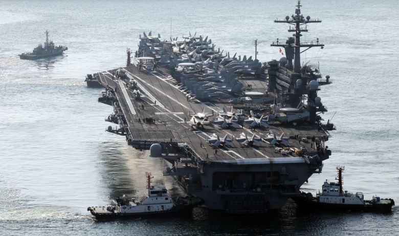 미국 해군 7함대 소속 핵추진 항공모함 ‘조지 워싱턴함(CVN-73)’이 5일 오전 부산 남구 해군작전사령부 부산작전기지에 입항하고 있다.    니미츠급(10만t급)인 이 핵항모는 길이 333m, 폭 76.8m, 비행갑판 면적은 축구장 3배 규모이며, 승조원은 6000여 명이다. 특히 최신예 스텔스 전투기 F-35C와 슈퍼호넷 전투기(F/A-18), 호크아이 조기경보기(E-2C), 해상작전헬기 등 항공기 80여 대를 탑재히고 있어 ‘떠다니는 군사기지’로 불린다. 2025.11.05. 뉴시스