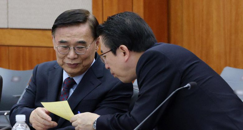 이종석 국가정보원장(왼쪽)과 김호홍 2차장이 4일 오후 서울 서초구 국가정보원에서 열린 국회 정보위원회 국정감사에서 대화하고 있다. 여야 정보위원들은 이날 국감에서 북한의 대내외 동향 및 아시아태평양경제협력체(APEC) 정상회의 기간 북한의 미사일 발사 등에 대해 집중 질의했다. 사진공동취재단