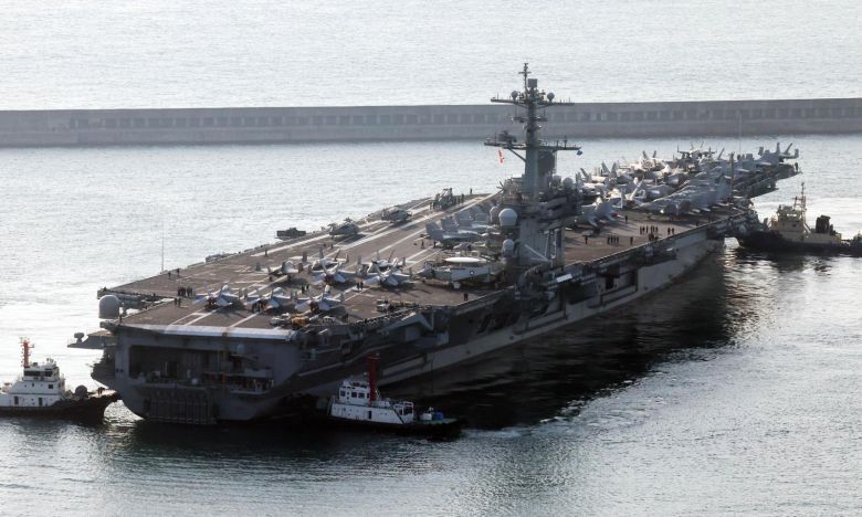 미국 해군 7함대 소속 핵추진 항공모함 ‘조지 워싱턴함(CVN-73)’이 5일 오전 부산 남구 해군작전사령부 부산작전기지에 입항하고 있다.    니미츠급(10만t급)인 이 핵항모는 길이 333m, 폭 76.8m, 비행갑판 면적은 축구장 3배 규모이며, 승조원은 6000여 명이다. 특히 최신예 스텔스 전투기 F-35C와 슈퍼호넷 전투기(F/A-18), 호크아이 조기경보기(E-2C), 해상작전헬기 등 항공기 80여 대를 탑재히고 있어 ‘떠다니는 군사기지’로 불린다. 2025.11.05. 뉴시스