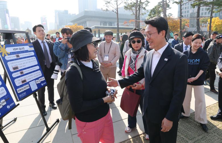 김민석 국무총리가 5일 서울 종로구 광화문광장에서 열린 2025 개발협력주간 홍보존을 방문, 시민들과 이야기를 나누고 있다. 2025.11.5/뉴스1