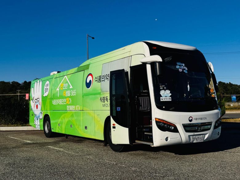 식품의약품안전처가 지난달 27일∼이달 1일 경북 경주에서 개최된 APEC 정상회의 기간 동안 운영한 신속 검사 차량. 4시간 안에 식중독균 유무를 판별해 낼 수 있다.