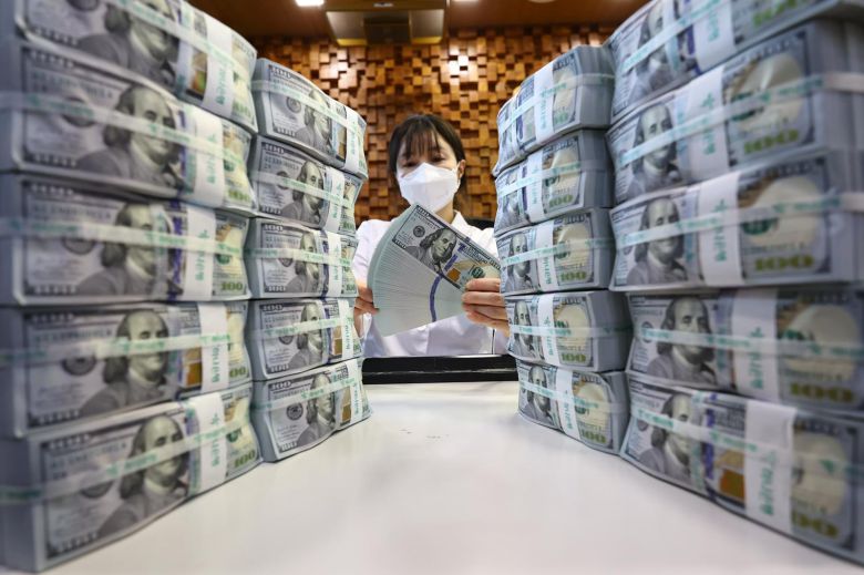 한국은행이 발표한 ‘2025년 10월 말 외환보유액’에 따르면 지난달 말 기준 외환보유액은 4288억2000만 달러로 직전달(4220억2000만 달러) 대비 68억 달러 증가했다. 지난 6월 석 달만에 반등한 후 다섯달 째 상승세를 이어갔다. 2023년 1월(4299억70000만 달러) 이후 최대 규모다. 미국 증시 호조 등에 운용 수익이 늘어난 데다 외평채 신규 발행 등의 영향이 작용했다. 9월 세계 외환보유액 순위는 7개월 만에 홍콩을 제치고 9위를 탈환했다. 사진은 5일 서울 중구 하나은행 위변조대응센터에서 관계자가 보유중인 달러를 정리하고 있는 모습. 2025.11.05 뉴시스