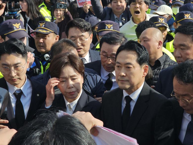 장동혁 국민의힘 대표와  양향자 최고위원이 6일 오후 광주 북구 운정동 5·18민주묘지를 참배하려다 저지당하고 있다. 2025.11.6/뉴스1