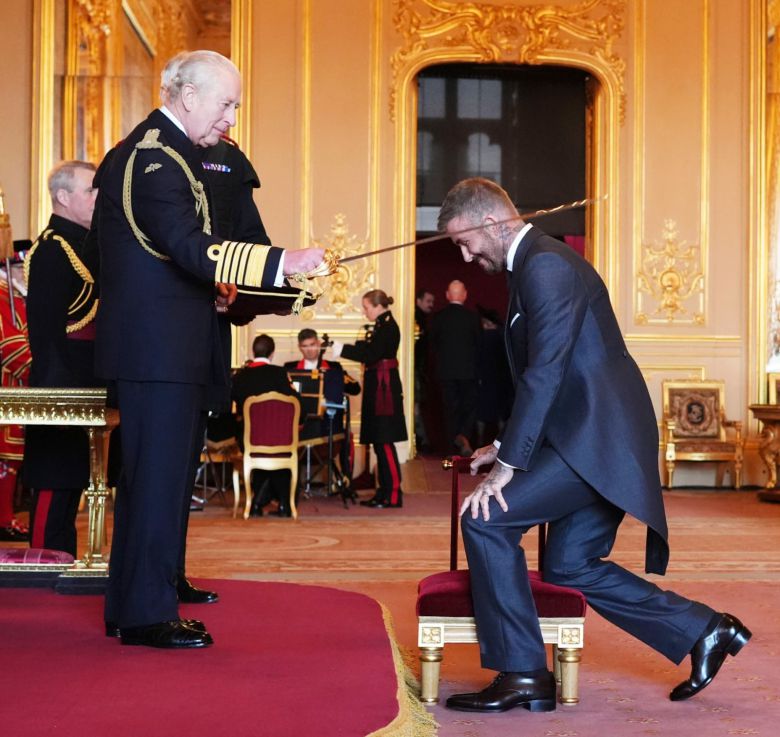 데이비드 베컴(오른쪽)이 4일(현지 시간) 영국 버크셔 윈저성에서 찰스 3세 국왕으로부터 기사 작위를 받고 있다. 윈저=AP/뉴시스