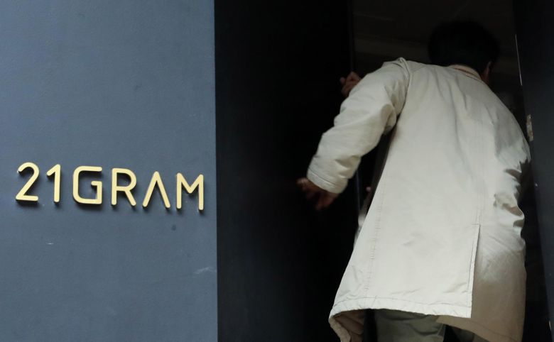 김건희 여사를 둘러싼 여러 의혹을 수사하는 특별검사팀(특별검사 민중기)이 21그램 사무실 압수수색한 6일 서울 성동구 21그램 사무실로 수사관들이 들어서고 있다.  2025.11.06. 서울=뉴시스